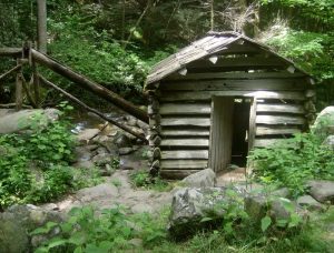 The Ogle family cabin may look rustic, but the Ogles had something many mountaineers didn’t—running water. It flowed through a wooden trough from a nearby spring to a wooden sink on the back porch. Photo by Andrea Walton/flickr.com.